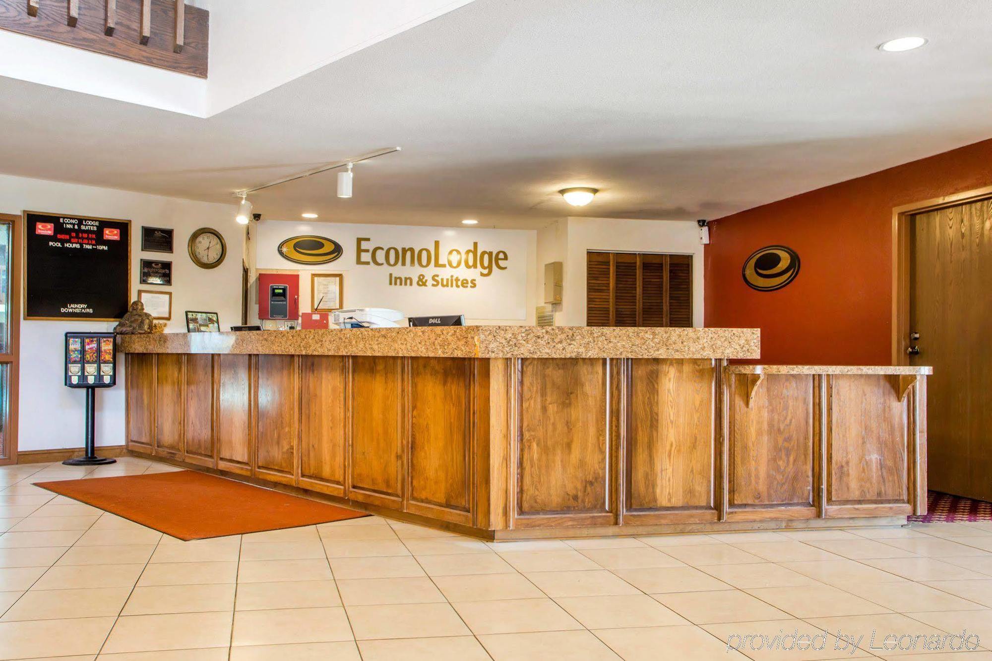Econo Lodge Inn & Suites Stevens Point Exterior photo